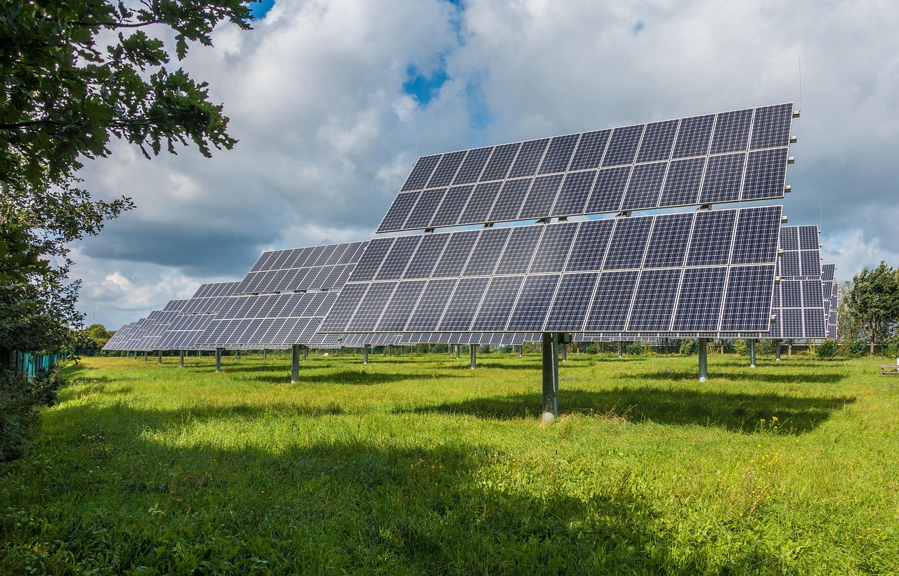 Installatie van lichtgewicht zonnepanelen op een woning.