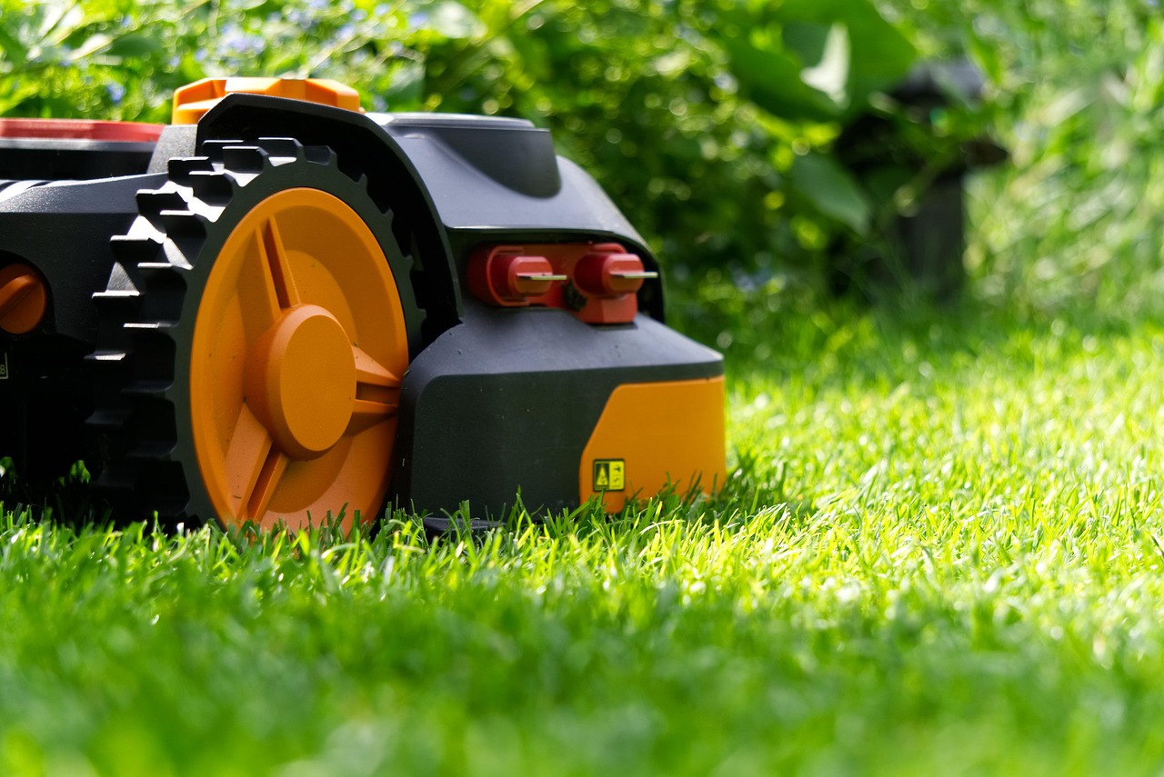 Robotmaaier verzorgt gazon in moderne tuin. Robotmaaier verzorgt gazon in moderne tuin.